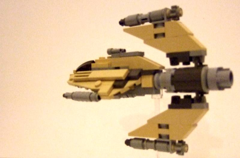 Illustration for article titled Using Hundreds of LEGO Star Wars Mini-Spaceships to Create Huge Battles